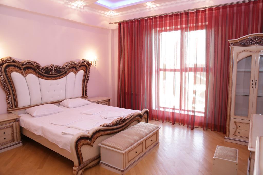 Vip Apartment Next To Republic Square Yerevan Bagian luar foto