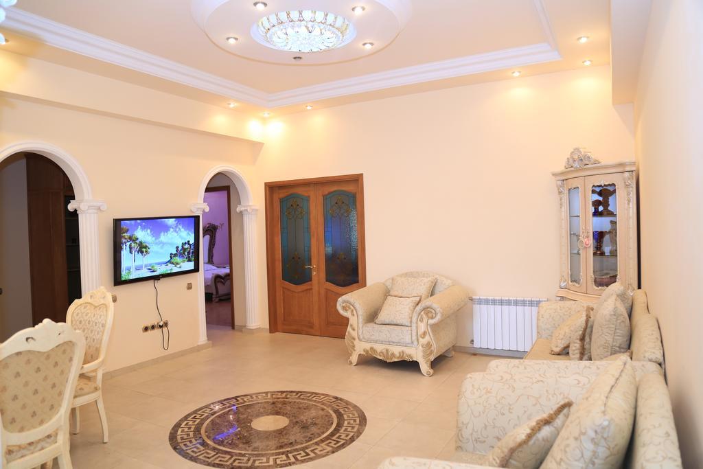 Vip Apartment Next To Republic Square Yerevan Bagian luar foto